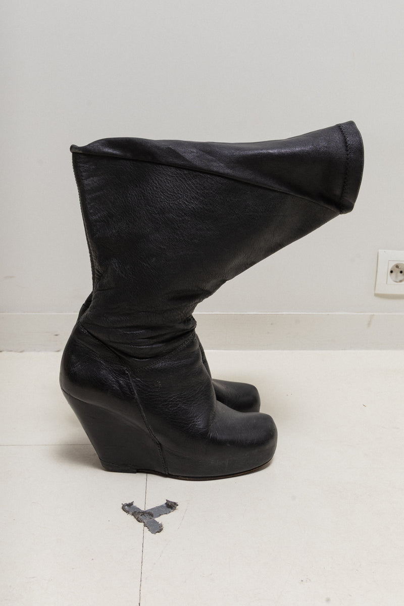 RICK OWENS - FW09 « CRUST » Leather wedge boots with triangular