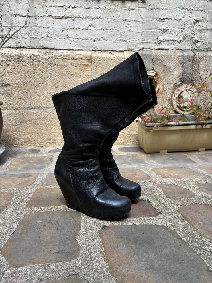 (New Arrival) RICK OWENS - FW09 « CRUST » Leather wedge boots with triangular back volume (runway)