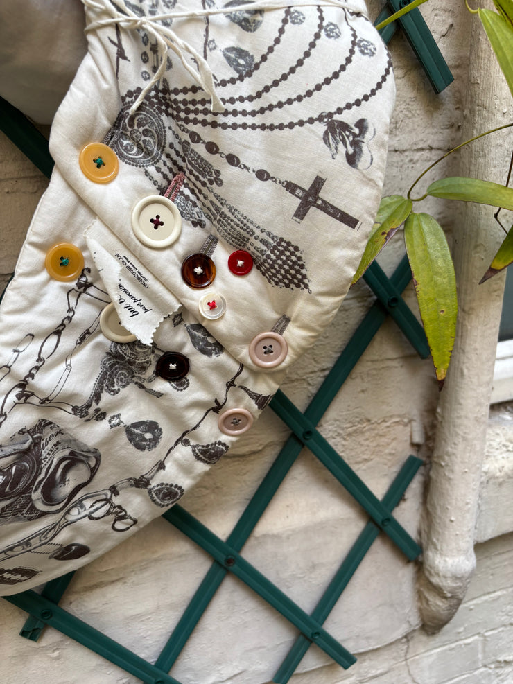 (New Arrival) UNDERCOVER - FW04 « But Beautiful » Stuffed plush bag with print and button details (runway)