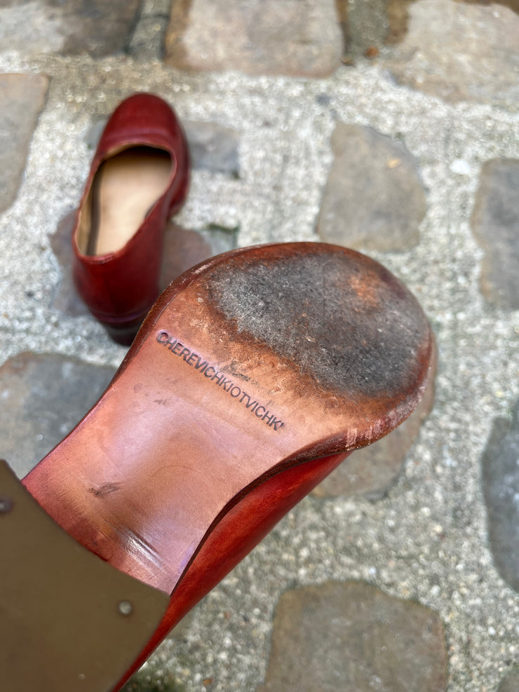 (New Arrival) Cherevichkiotvichki - Blood red leather pumps with curved heels