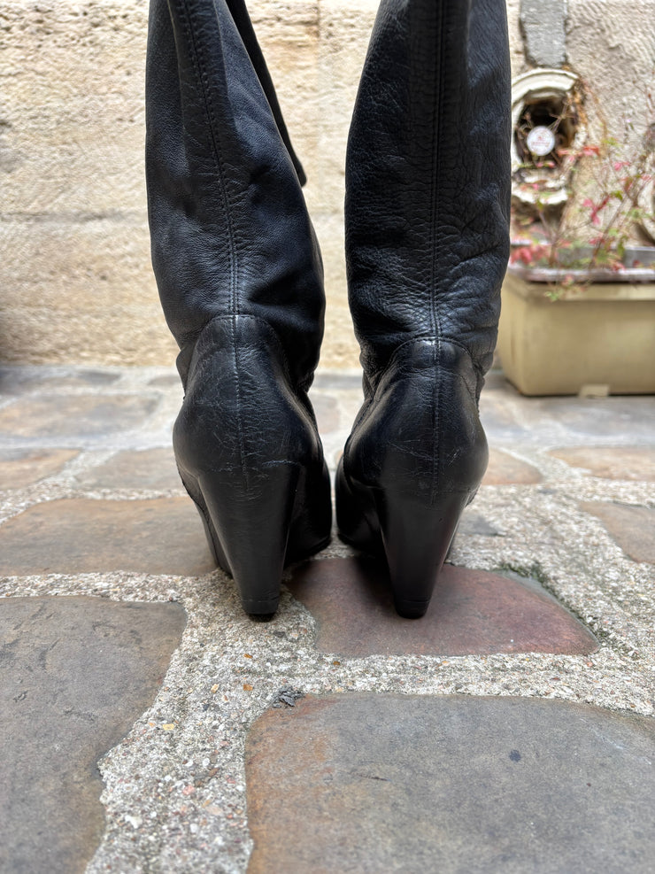 (New Arrival) RICK OWENS - FW09 « CRUST » Leather wedge boots with triangular back volume (runway)