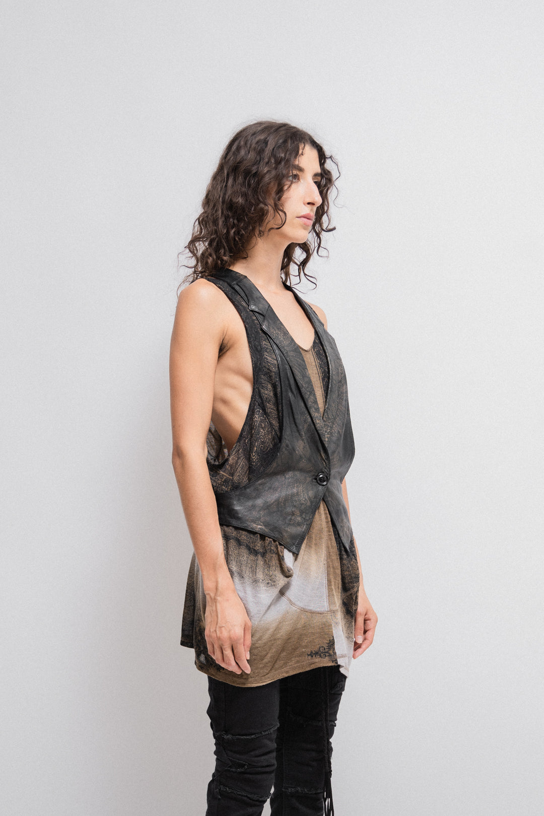 SHARE SPIRIT - Leather vest with back straps – L'OBSCUR