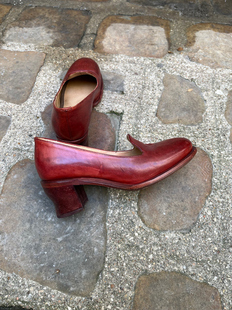 (New Arrival) Cherevichkiotvichki - Blood red leather pumps with curved heels