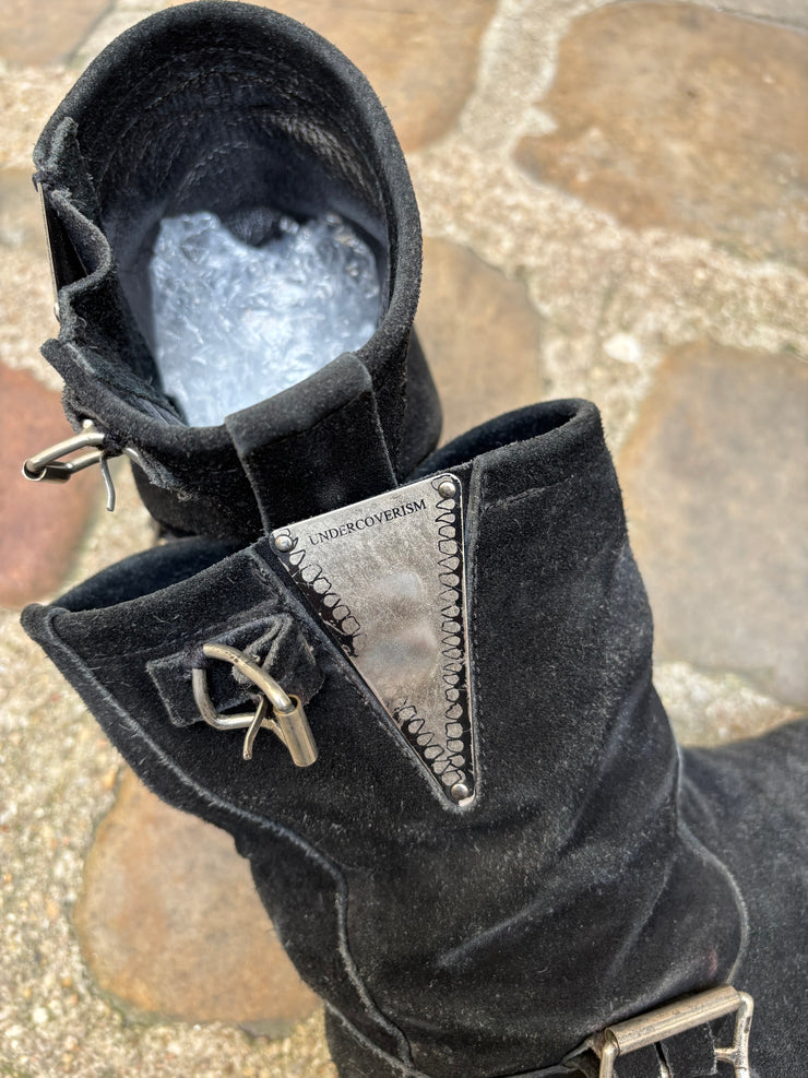 (New Arrival) UNDERCOVER - FW04 « But Beautiful »  Suede engineer boots with monster teeth plate and deformed buckles (black)