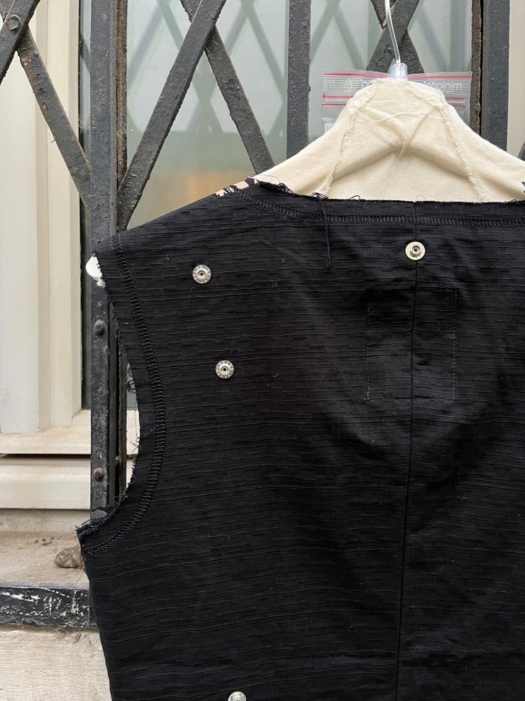 (New Arrival) UNDERCOVER - FW03 "Paper Doll" Printed wool vest with snap buttons