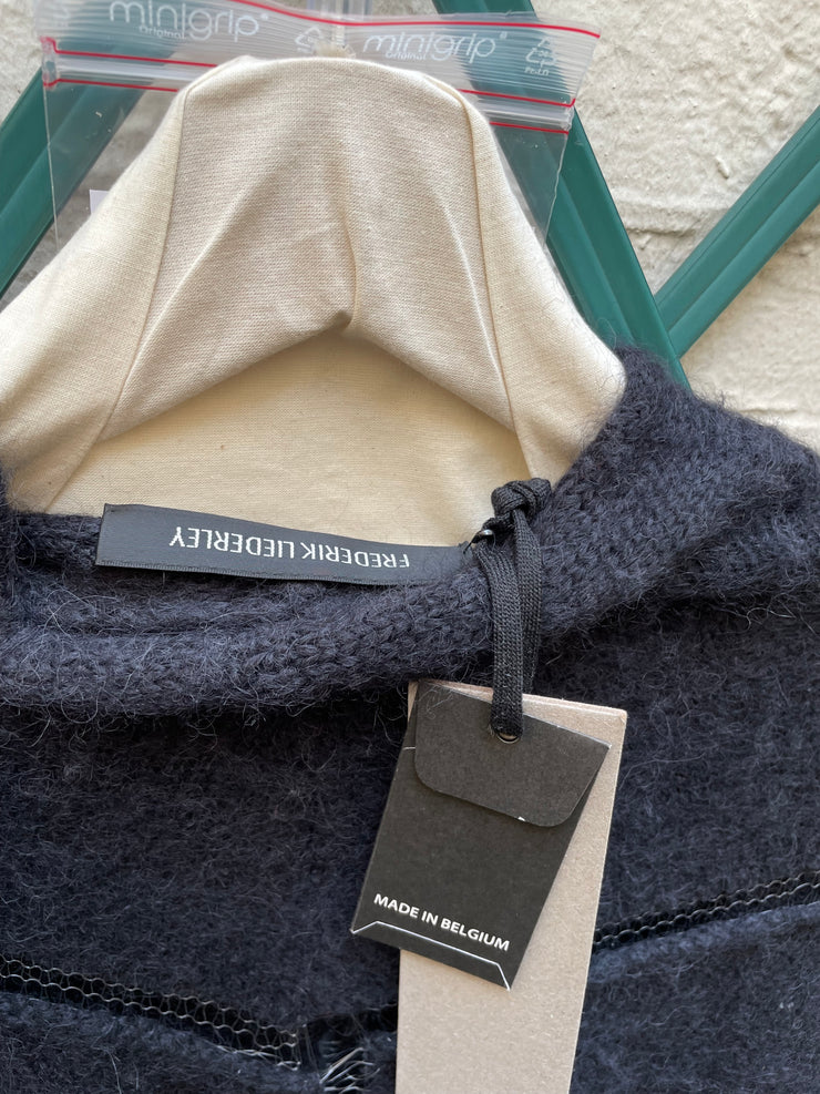 (New Arrival) FREDERIK LIEDERLEY - Wool sweater with extra long sleeves and loose knitting details