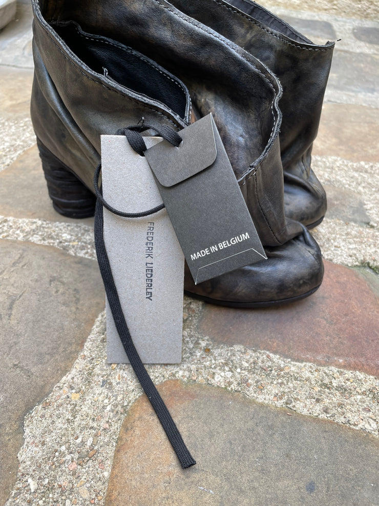 (New Arrival) FREDERIK LIEDERLEY - Object dyed calf skin covered shoes with sculpted heels