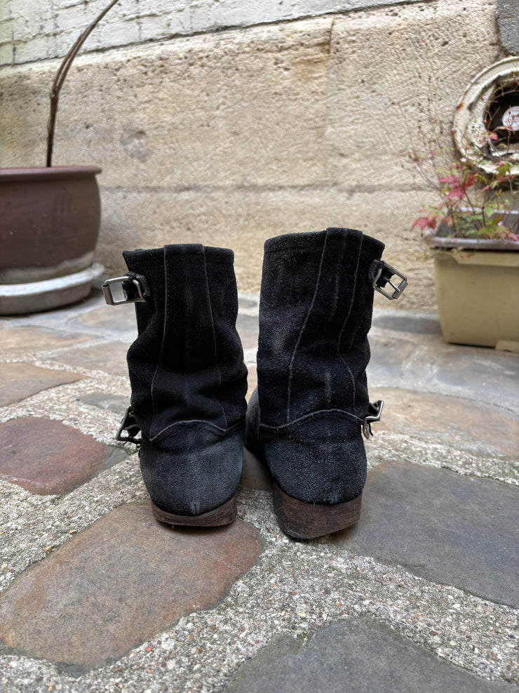 (New Arrival) UNDERCOVER - FW04 « But Beautiful »  Suede engineer boots with monster teeth plate and deformed buckles (black)