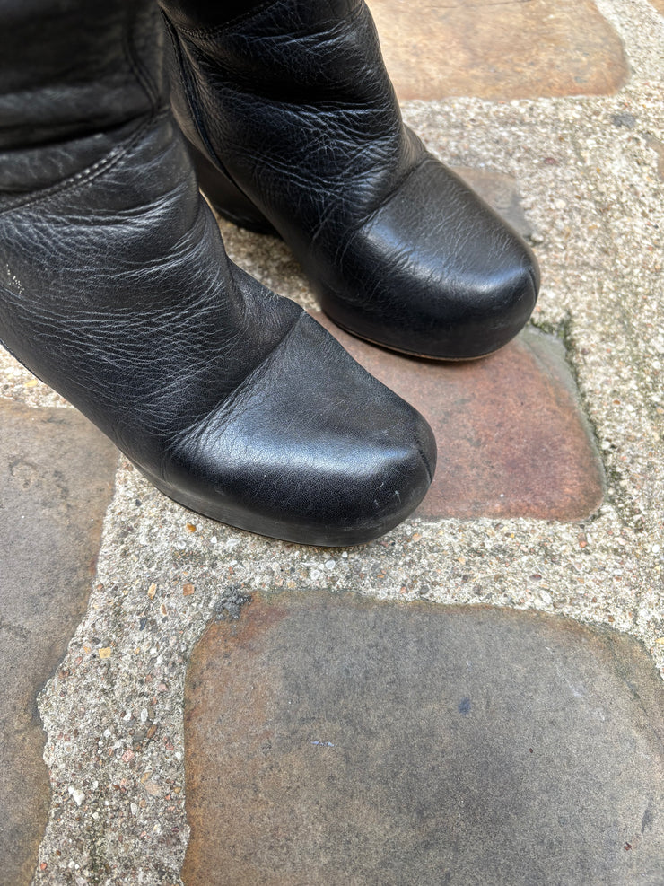 (New Arrival) RICK OWENS - FW09 « CRUST » Leather wedge boots with triangular back volume (runway)