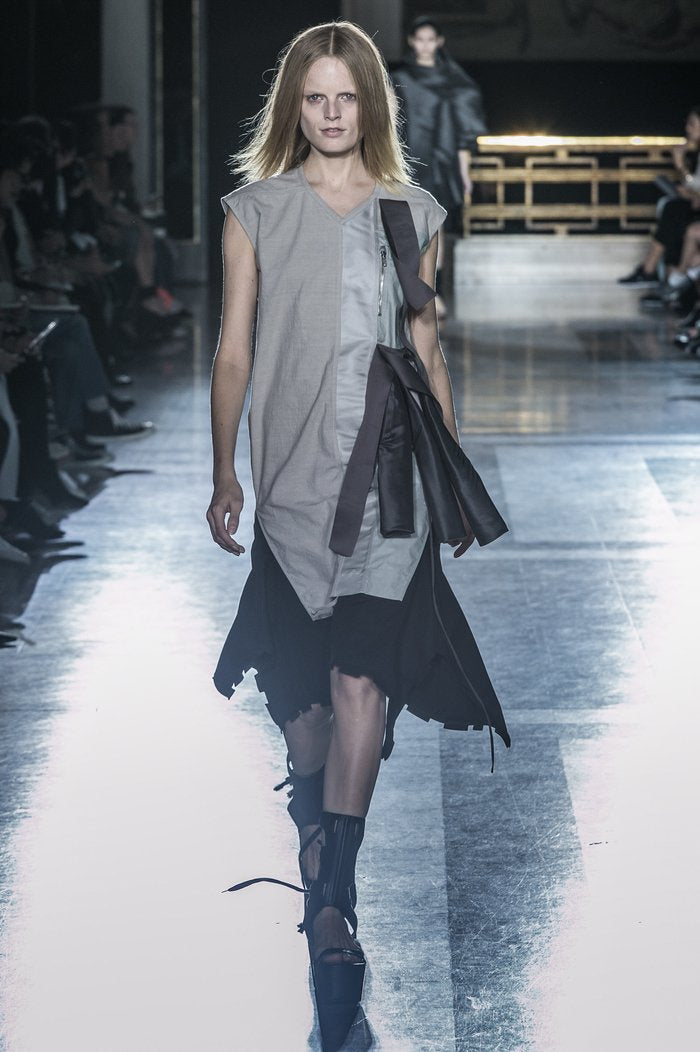(New Arrival) RICK OWENS - SS15 « FAUN » Cotton pod shorts with notched side flaps (runway)