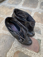 (New Arrival) FREDERIK LIEDERLEY - Object dyed calf skin covered shoes with sculpted heels