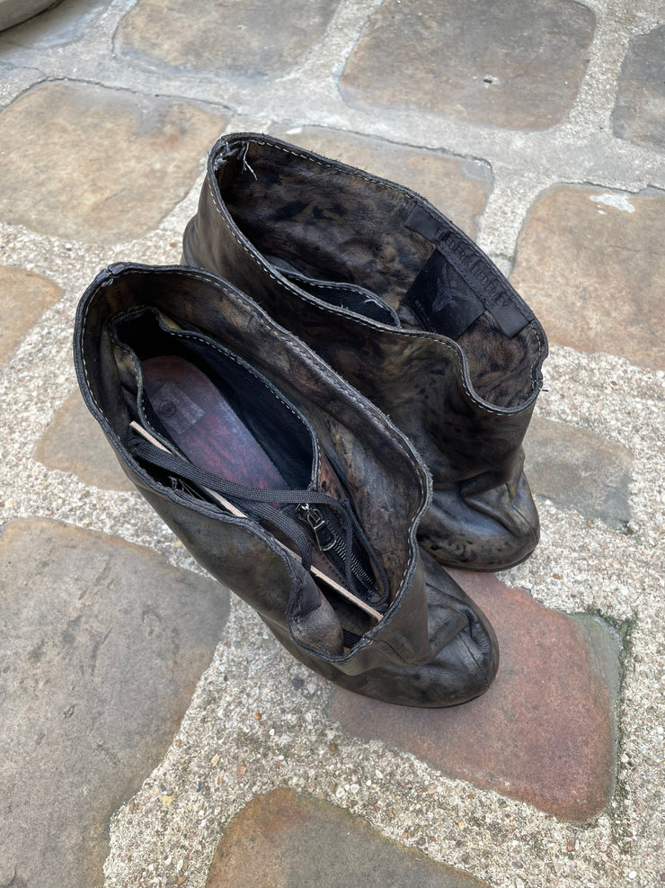 (New Arrival) FREDERIK LIEDERLEY - Object dyed calf skin covered shoes with sculpted heels