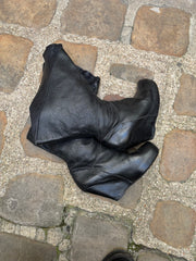 (New Arrival) RICK OWENS - FW09 « CRUST » Leather wedge boots with triangular back volume (runway)