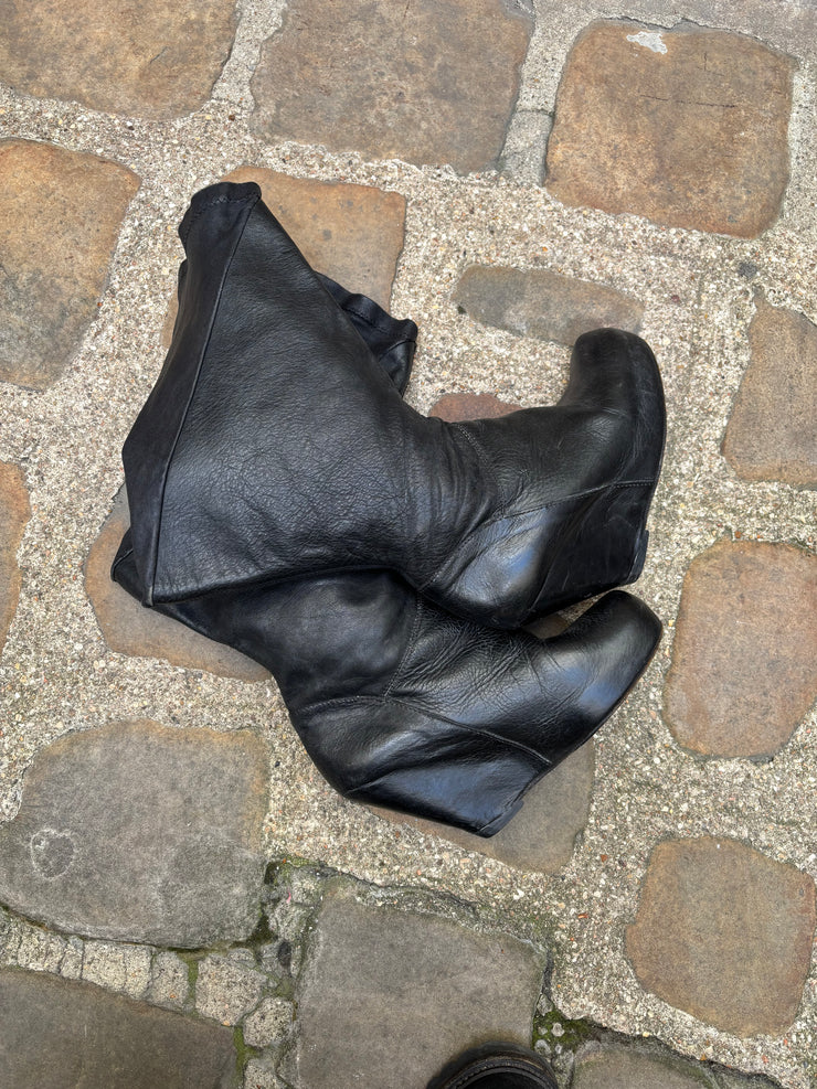(New Arrival) RICK OWENS - FW09 « CRUST » Leather wedge boots with triangular back volume (runway)