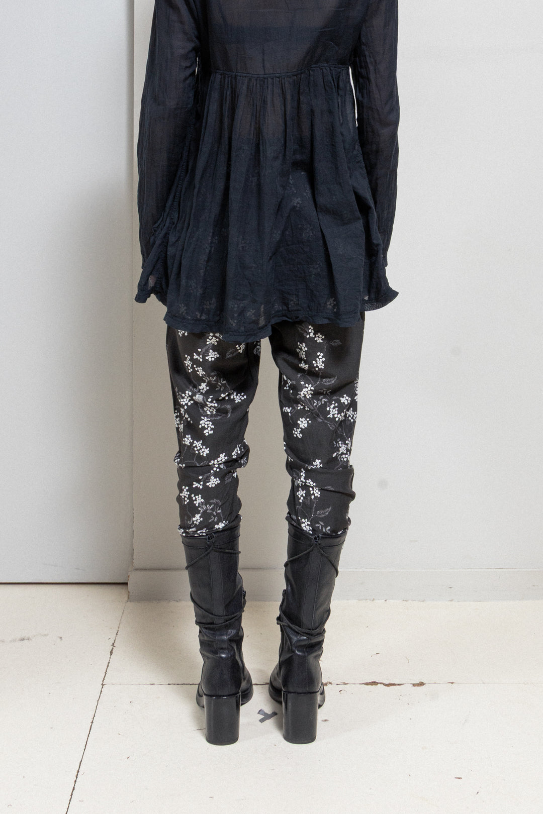ANN DEMEULEMEESTER - SS17 Silk blend pants with floral pattern – L