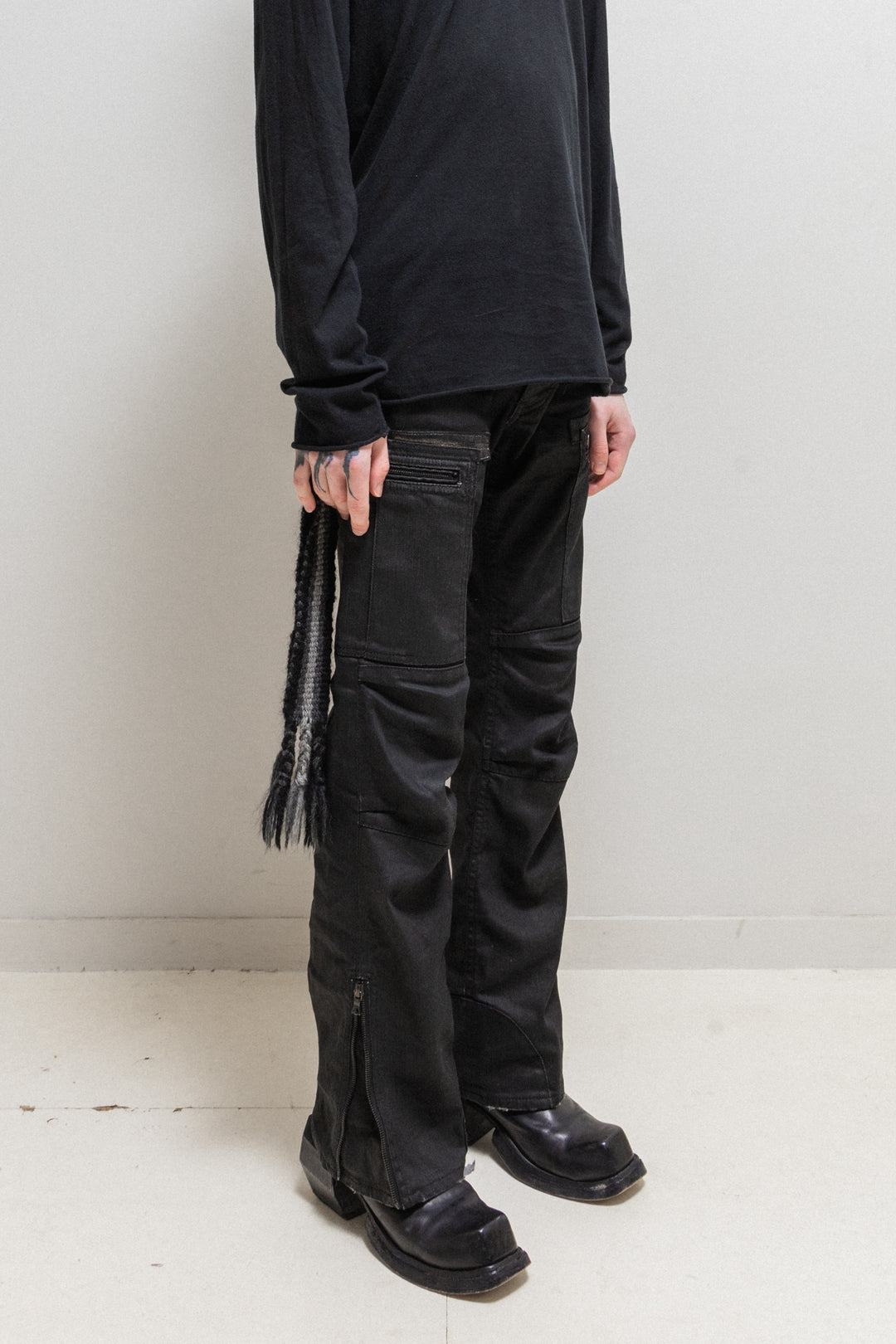 ISAMU KATAYAMA BACKLASH - Waxed cargo pants with zippers – L'OBSCUR