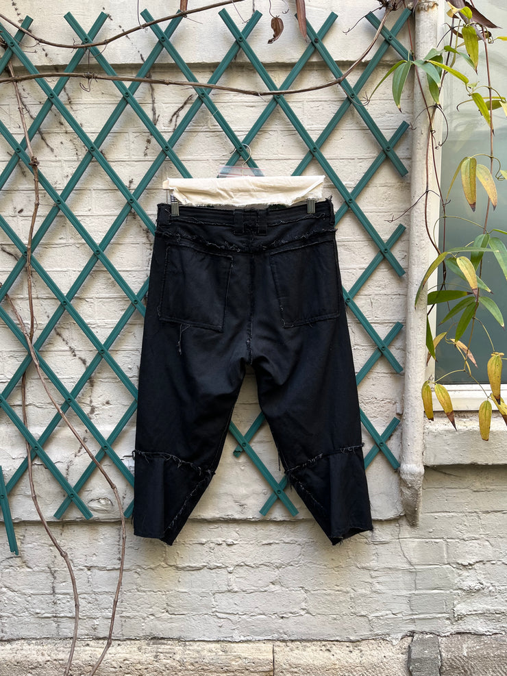 (New Arrival) BLACKMEANS - Cropped pants with raw and frayed seams