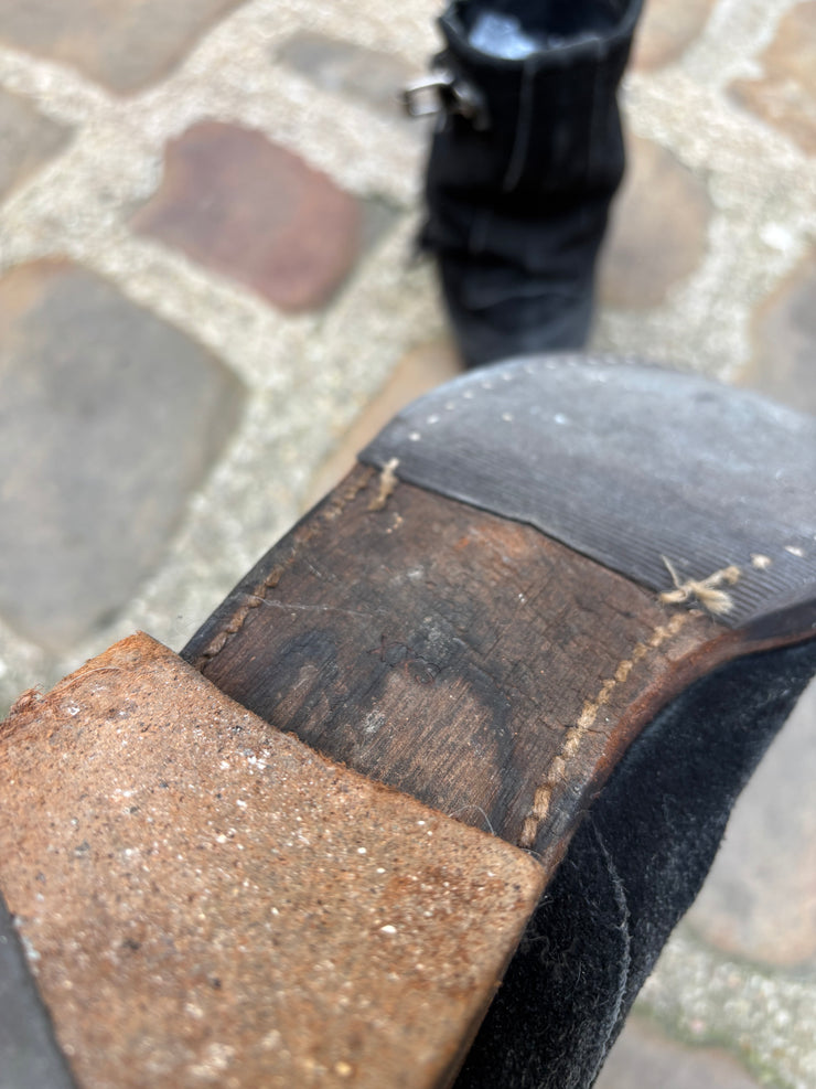 (New Arrival) UNDERCOVER - FW04 « But Beautiful »  Suede engineer boots with monster teeth plate and deformed buckles (black)