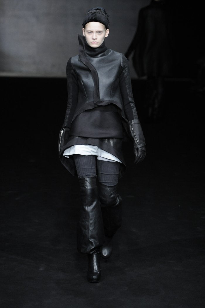 RICK OWENS - FW09 « CRUST » Lamb leather drawstrings skirt with blue panel (runway)