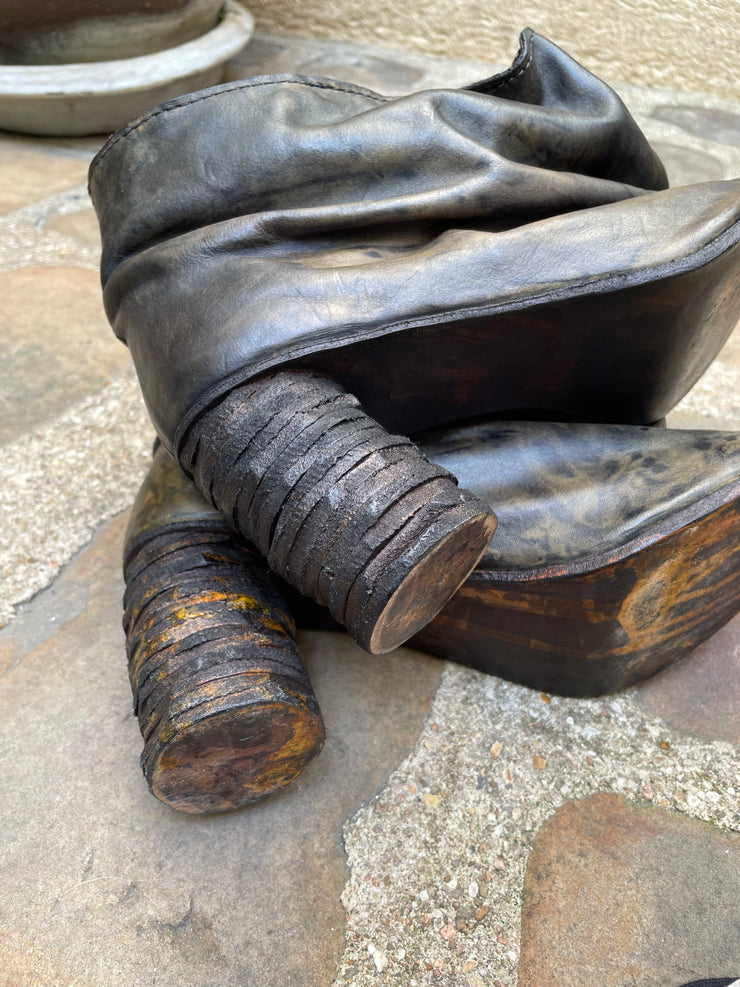 (New Arrival) FREDERIK LIEDERLEY - Object dyed calf skin covered shoes with sculpted heels