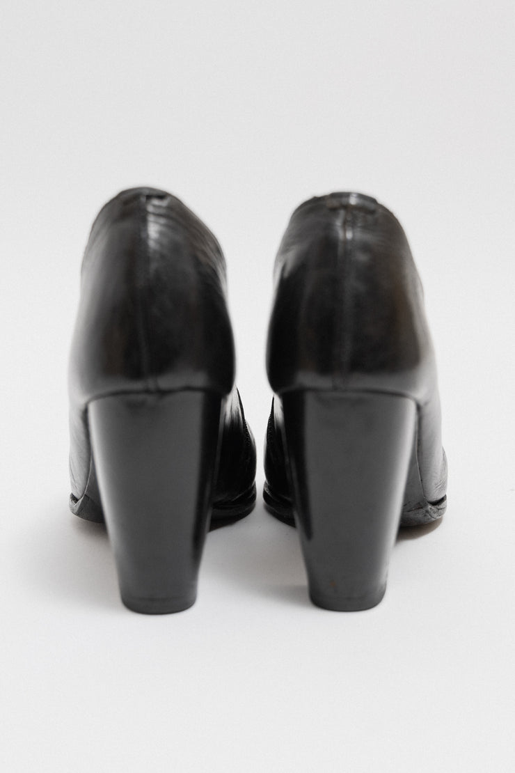 MA+ - Leather shoes with curved heels and bias zippers