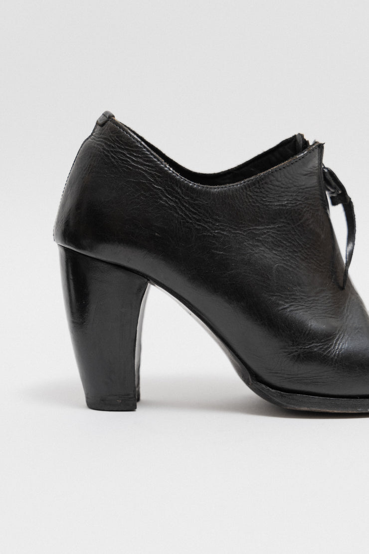 MA+ - Leather shoes with curved heels and bias zippers