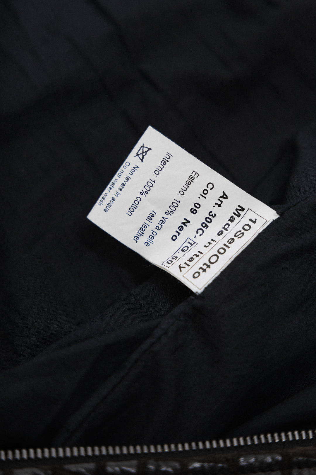 10SEI0OTTO - Sleeveless leather jacket with an embossed