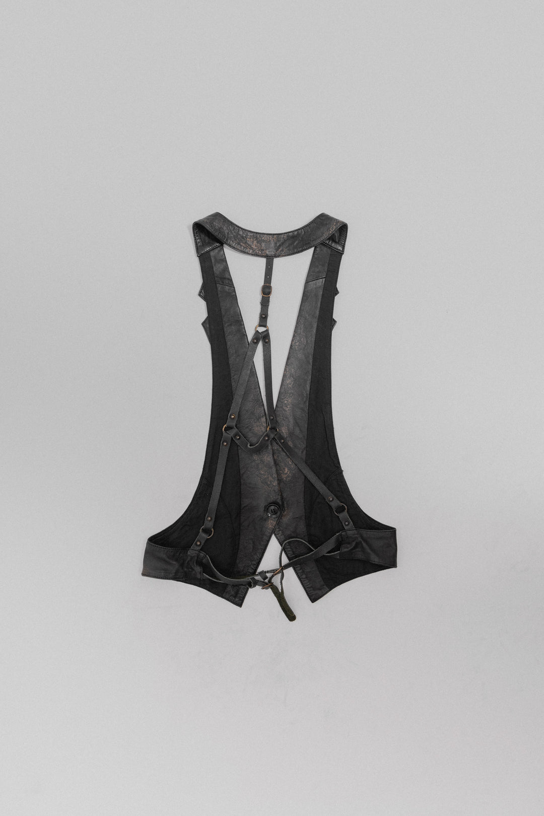 トップス Share Spirit back harness leather vest SHARE SPIRIT - Leather vest with back straps – L'OBSCUR