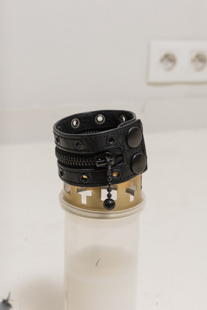 NUMBER (N)INE - SS05 Zipper leather cuff bracelet – L'OBSCUR