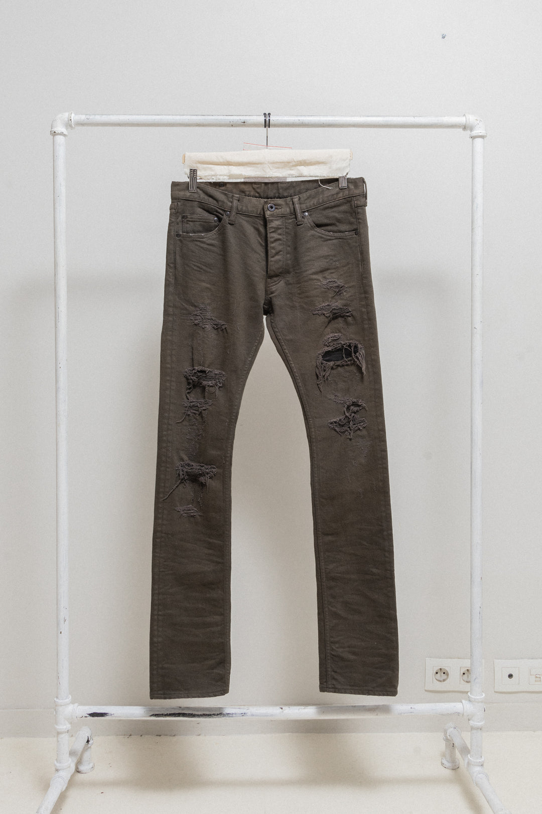 ISAMU KATAYAMA BACKLASH - Crashed denim pants with leather