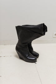 RICK OWENS - FW09 « CRUST » Leather wedge boots with triangular back volume (runway)