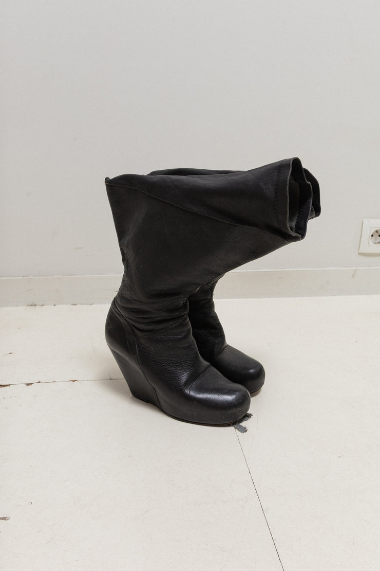 RICK OWENS - FW09 « CRUST » Leather wedge boots with triangular back volume (runway)