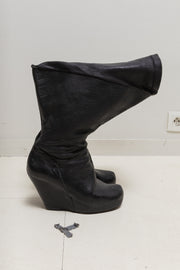 RICK OWENS - FW09 « CRUST » Leather wedge boots with triangular back volume (runway)
