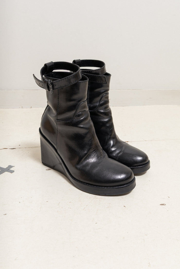 ANN DEMEULEMEESTER - FW09 Calf leather wedge boots with ankle straps