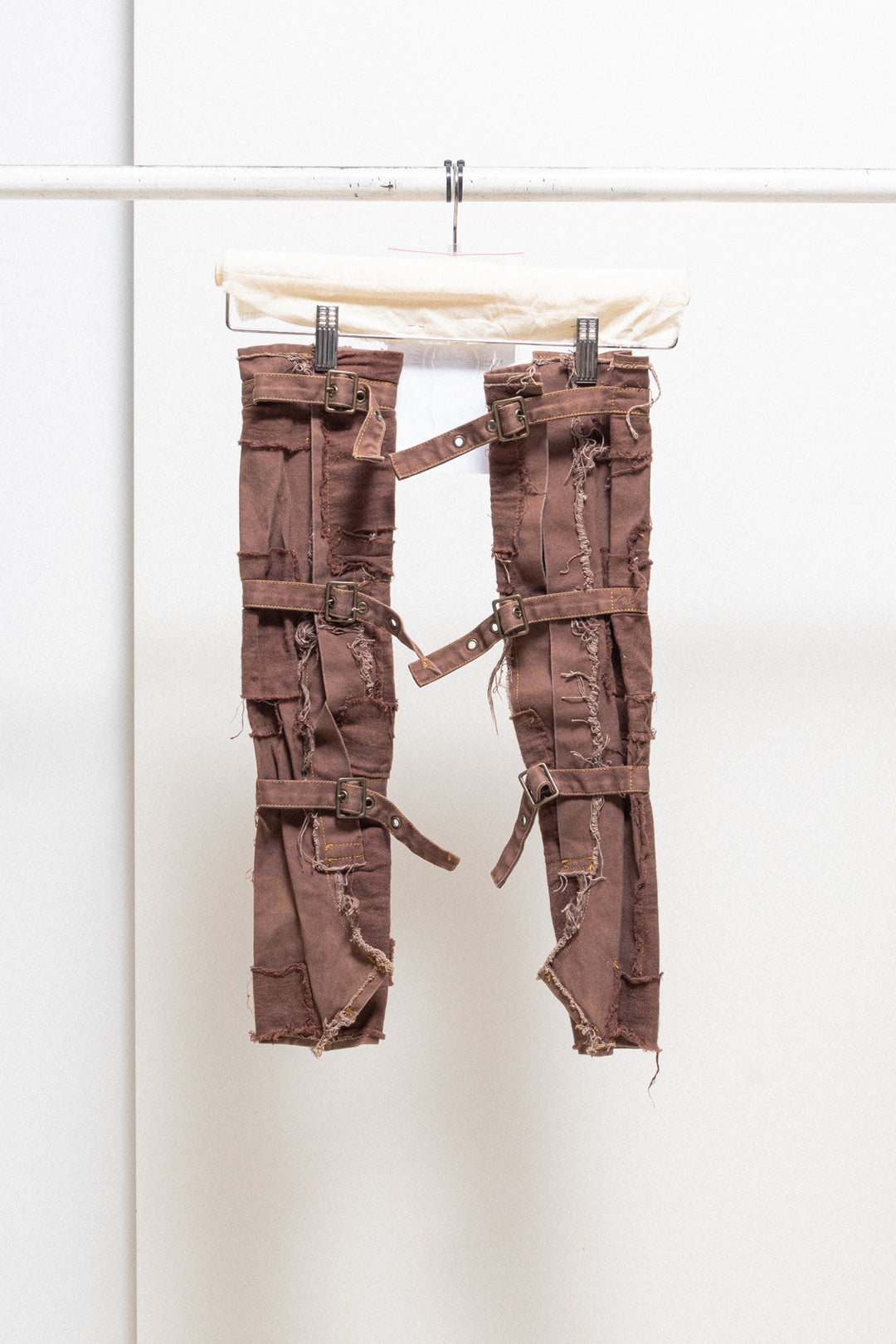 ALICE AUAA - Patched gloves with buckled straps – L'OBSCUR