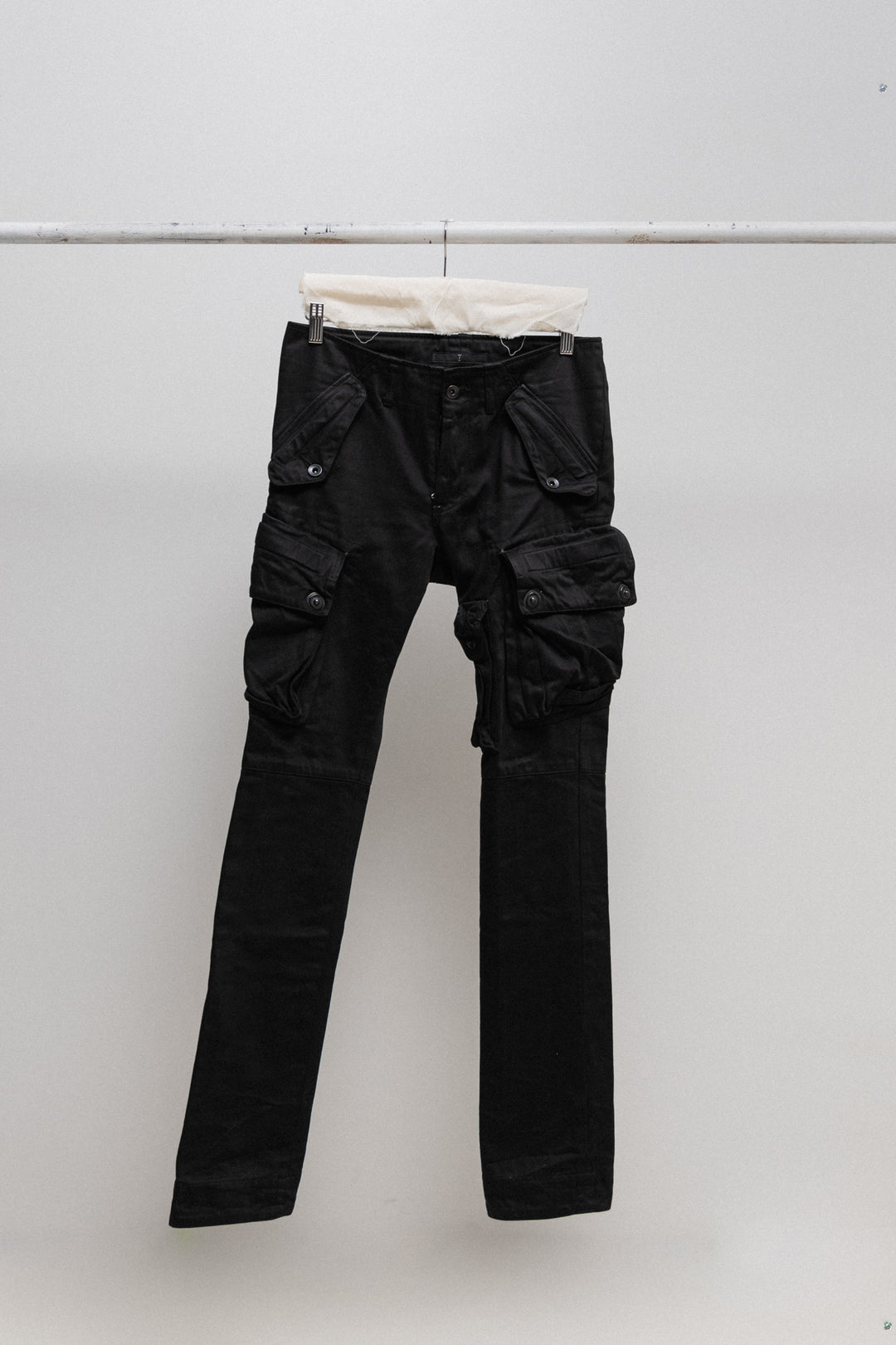 JULIUS Coated Gasmask Cargo Pants （Black） -FASCINATE