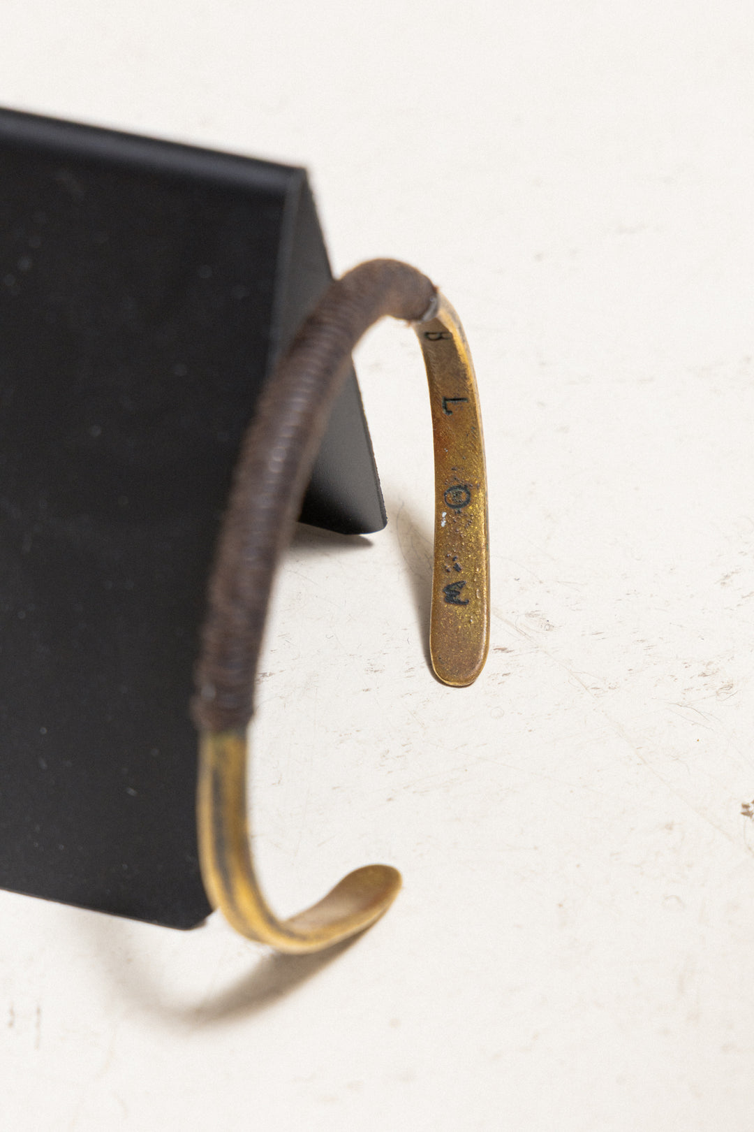 BLOW BY JUN UEZONO - Hammered brass bangle with leather detail – L