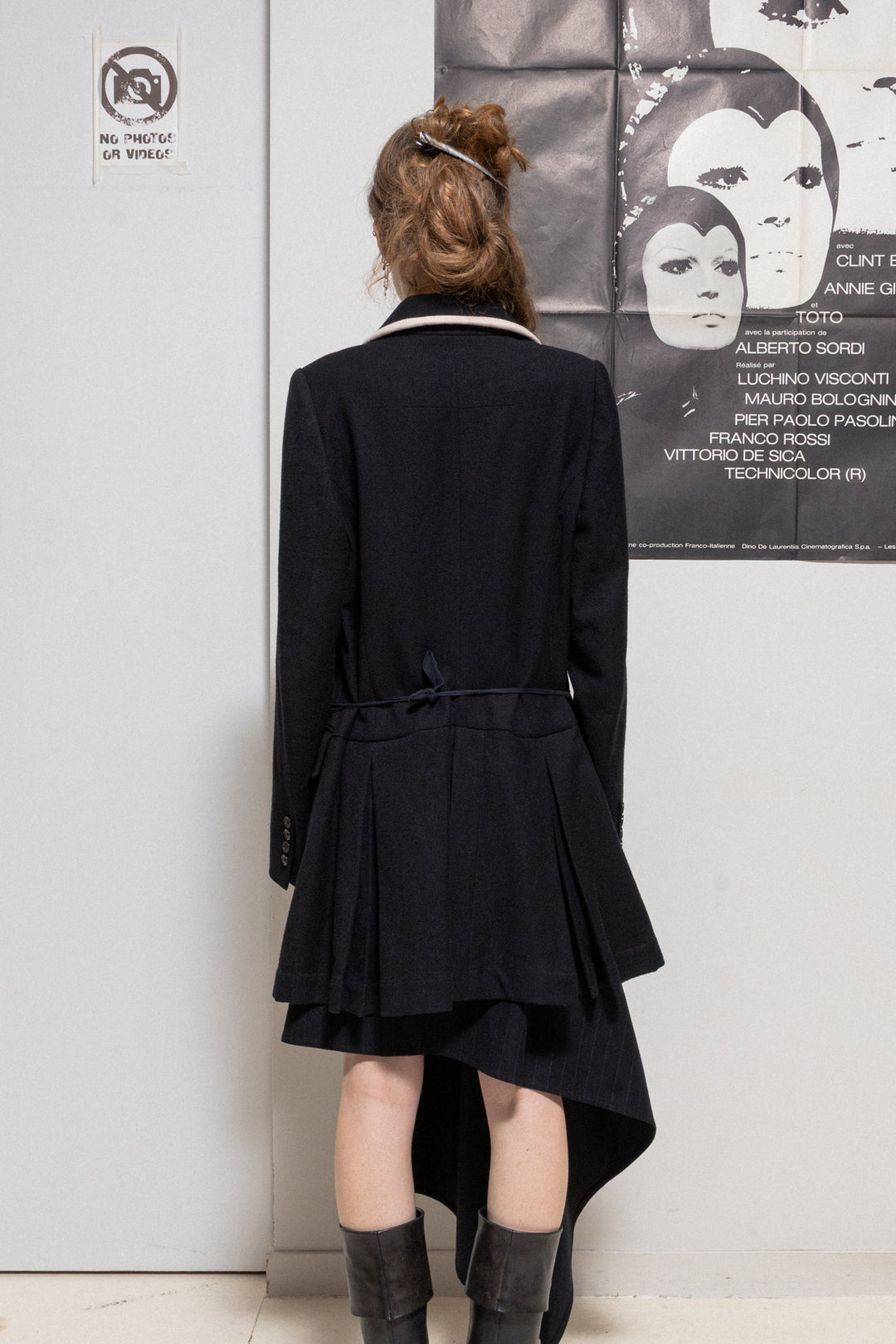 ANN DEMEULEMEESTER - FW07 Wool coat with white piping and back