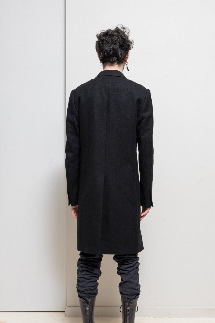 KAZUYUKI KUMAGAI ATTACHMENT - Wool coat with hook collar closure