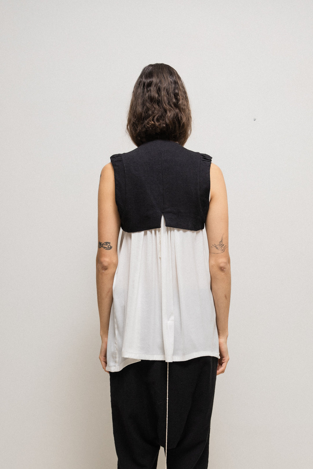 ANN DEMEULEMEESTER - FW09 Cropped vest with pleated shoulders – L