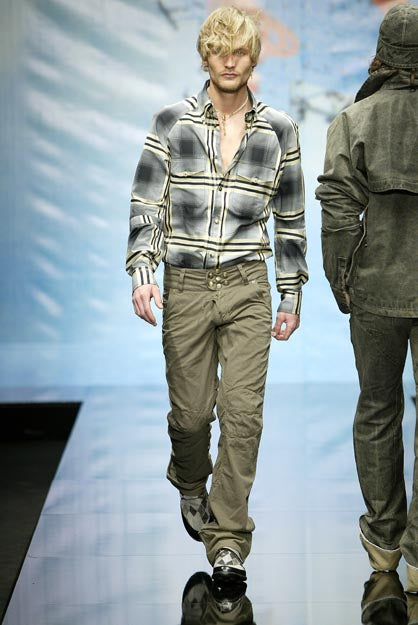 VIVIENNE WESTWOOD MAN - FW04 Rolled up pants with knee patches and a decorated waist (runway)