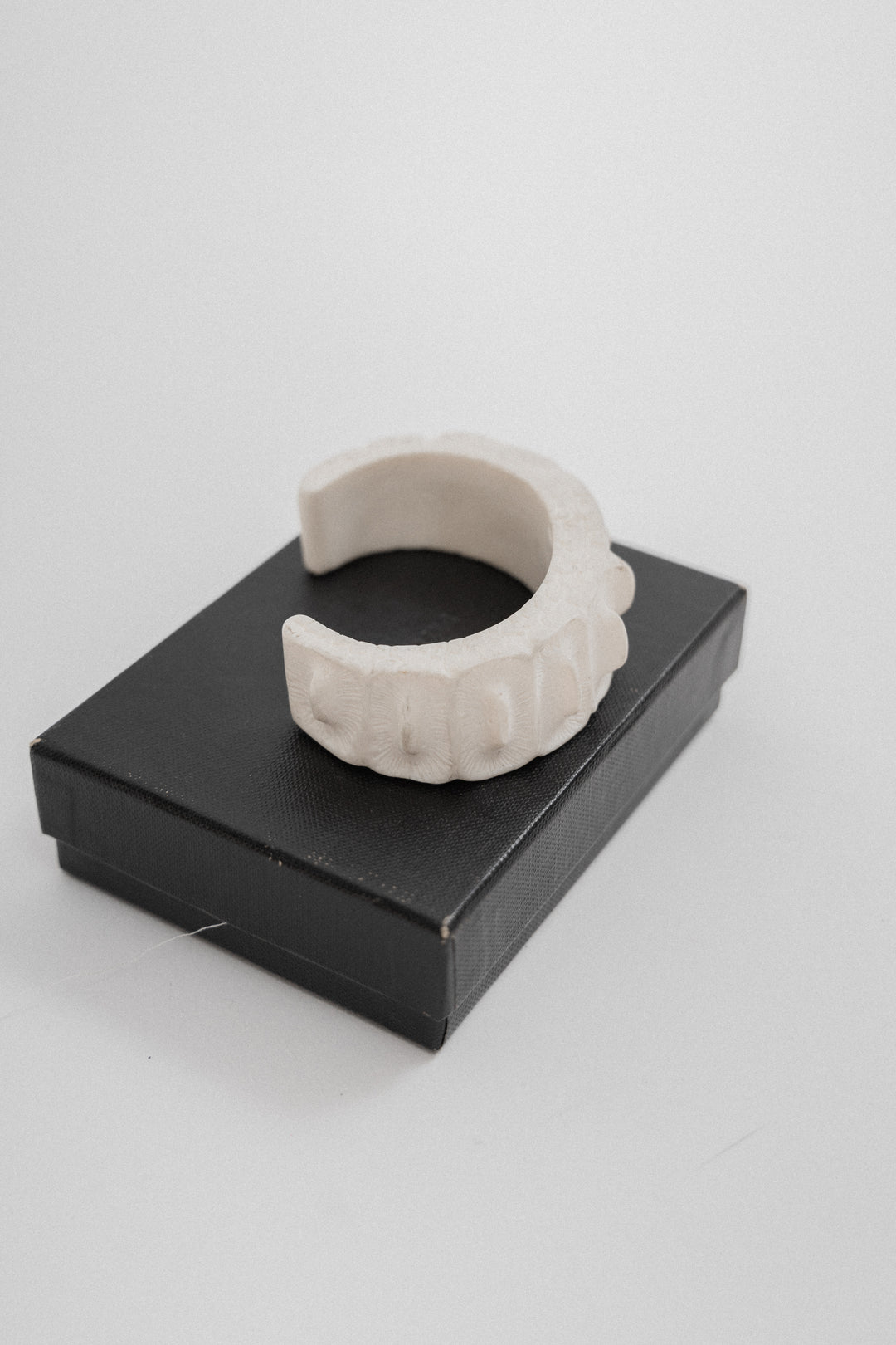 HELMUT LANG - SS05 Alligator resin bracelet (runway) – L'OBSCUR